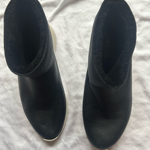 VINCE black leather shearling lined booties size 7 - Picture 4 of 8